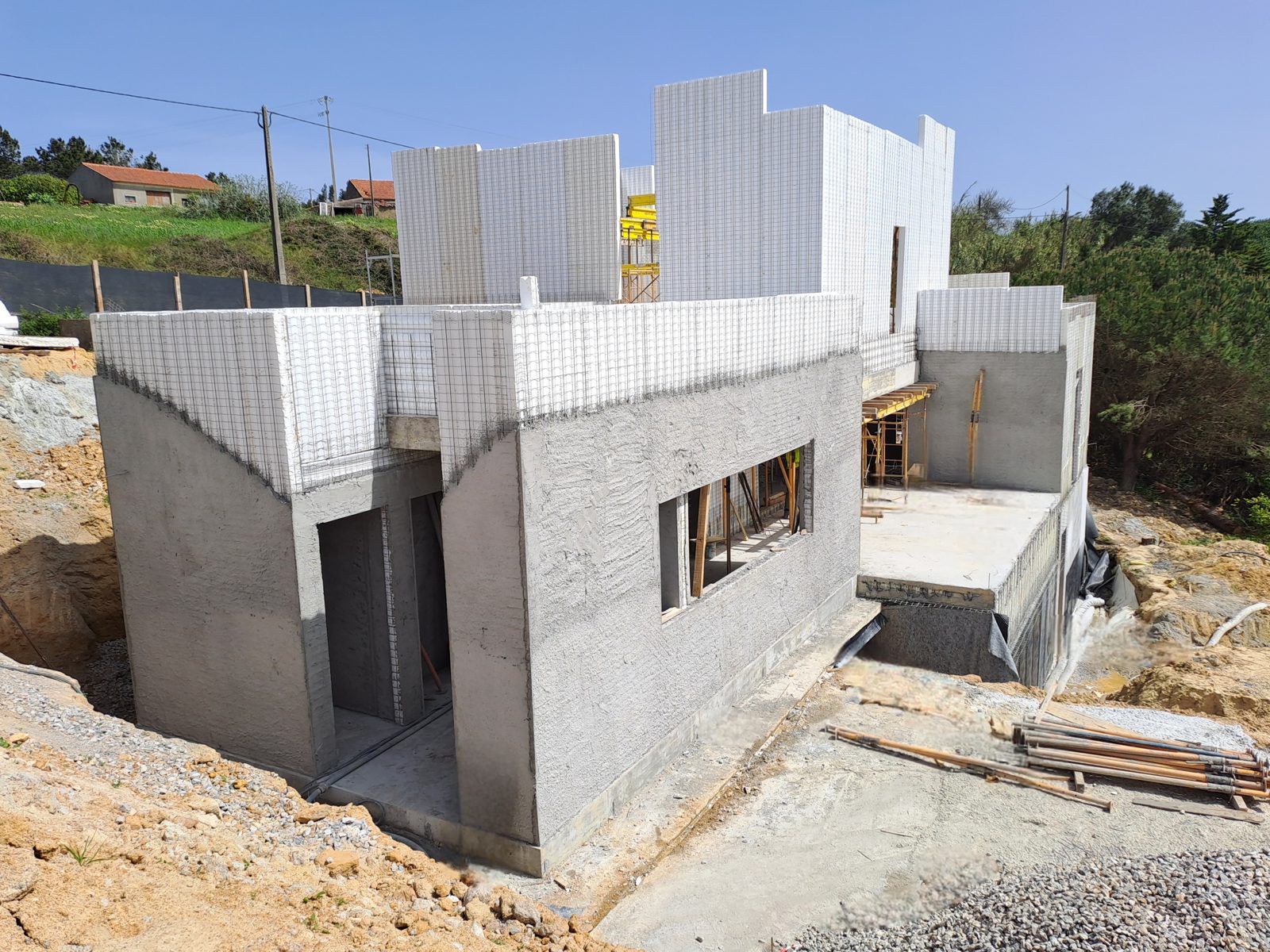 Moradia na Pucariça · montagem dos painéis e projeção de betão
