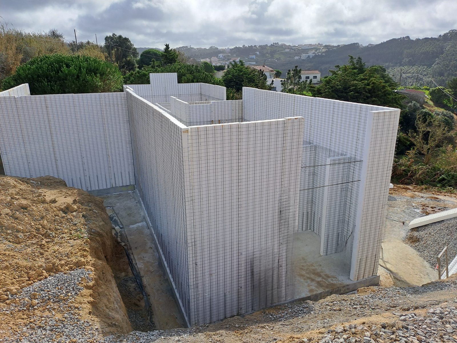 Moradia na Pucariça · montagem dos painéis e projeção de betão