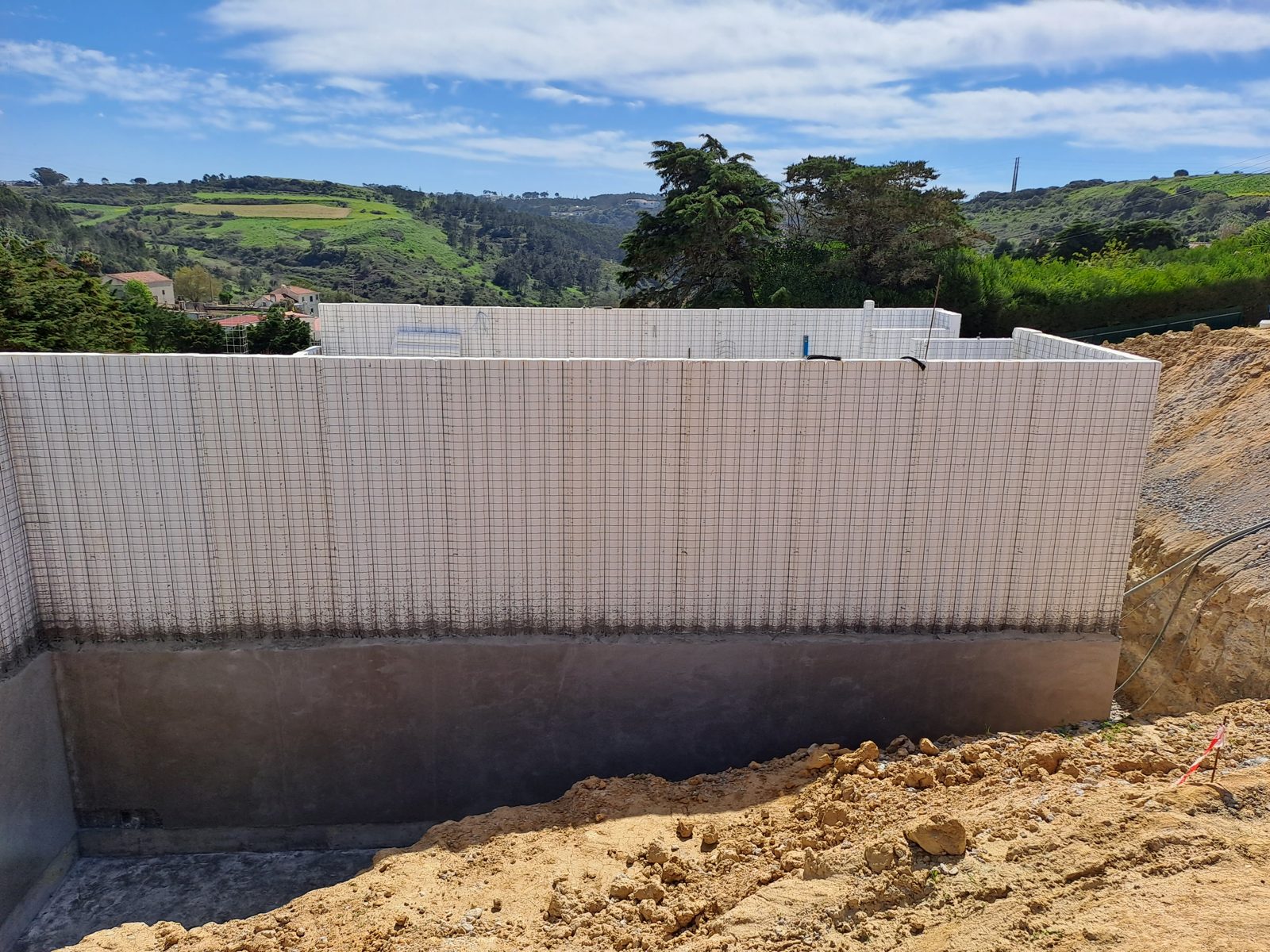 Moradia na Pucariça · montagem dos painéis e projeção de betão