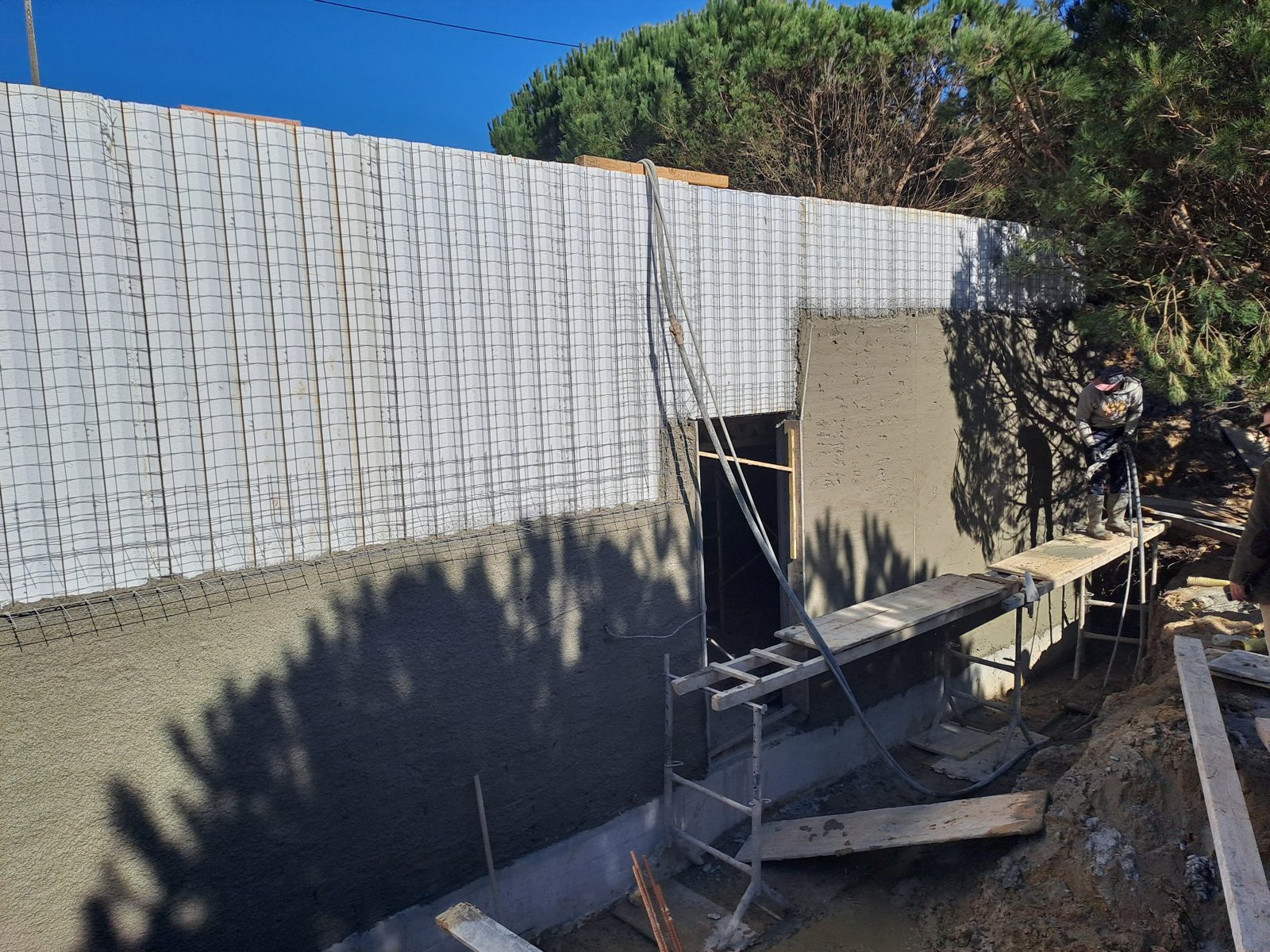 Moradia na Pucariça · montagem dos painéis e projeção de betão