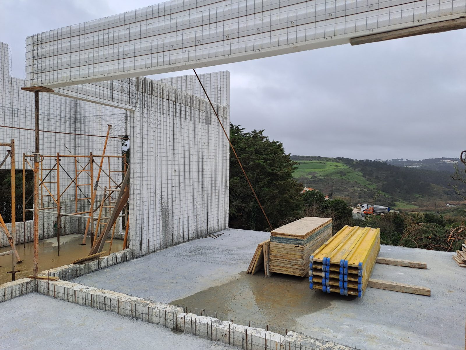 Moradia na Pucariça · montagem dos painéis e projeção de betão