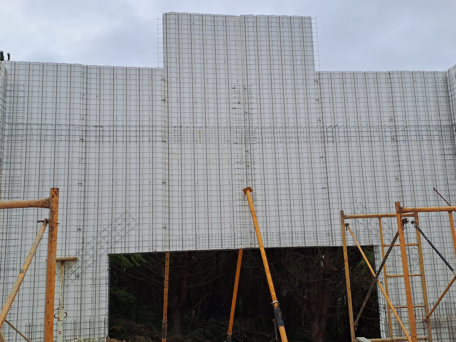 Moradia na Pucariça · montagem dos painéis e projeção de betão